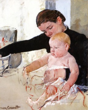メアリー・カサット Painting - 若い相続人の母親の子供たちを入浴させるメアリー・カサット